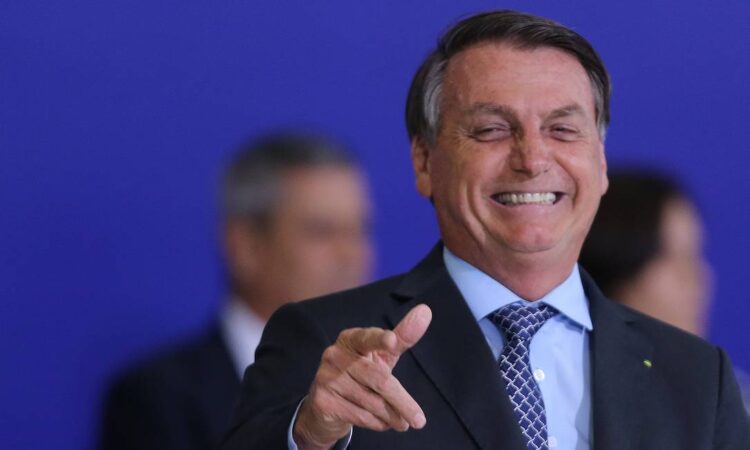 Bolsonaro revela que cortou o dinheiro de ONGs que financiavam o MST