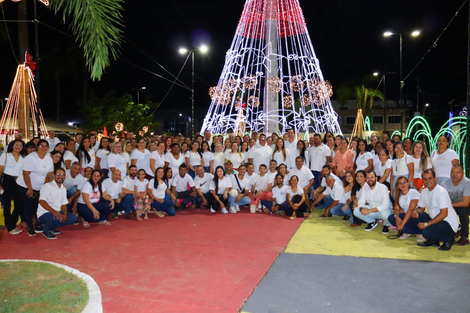 Na noite de sexta-feira 24, a praça Hugo Poli foi palco de um momento encantador, quando a Prefeita Fernanda Hassem oficialmente acendeu as luzes natalinas na cidade