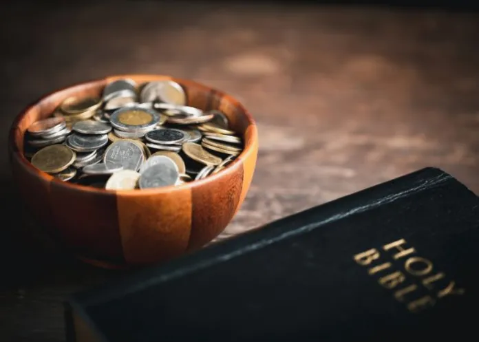 Cristãos praticantes doam mais à caridade do que os não cristãos, revela estudo