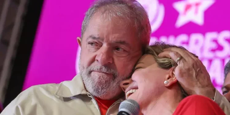 Glesi ofende Milei e diz que ele faz ‘molecagem’ ao criticar Lula