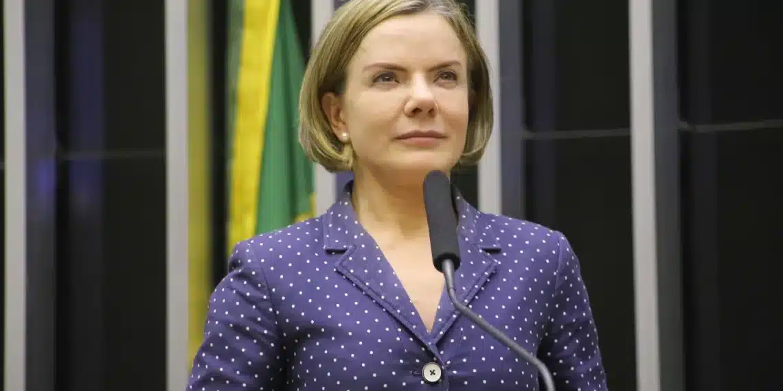 Gleisi Hoffmann critica a presença de governadores e prefeitos em ato de Bolsonaro