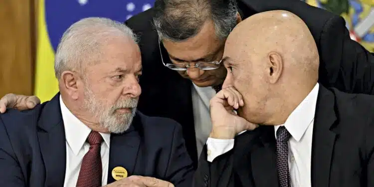 Lula participa de jantar com ministros do STF
