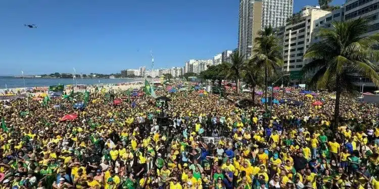 Copacabana está tomada por apoiadores em Ato pela Democracia, promovido por Bolsonaro; VEJA VÍDEO