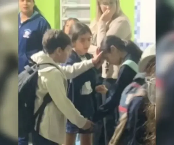 Pai se emociona ao ver crianças orando por sua filha na escola: “A fé delas tem poder”