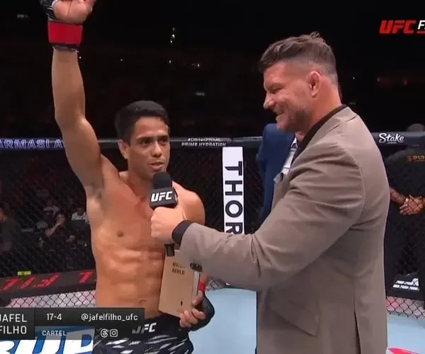 Lutador prega com Bíblia no UFC Rio: “Jesus está voltando! Desperta, Brasil!”