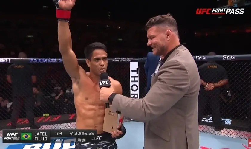 Lutador prega com Bíblia no UFC Rio: “Jesus está voltando! Desperta, Brasil!”