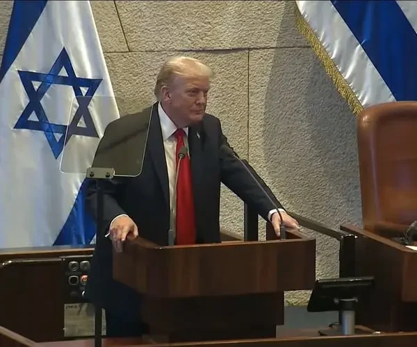 No Parlamento de Israel, Trump agradece ao “Deus Todo-Poderoso de Abraão, Isaque e Jacó”