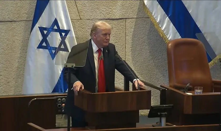 No Parlamento de Israel, Trump agradece ao “Deus Todo-Poderoso de Abraão, Isaque e Jacó”