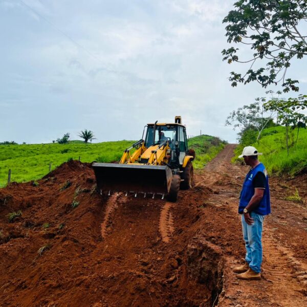 Prefeitura de Brasiléia intensifica ações de contenção de erosões no km 17 após fortes chuvas