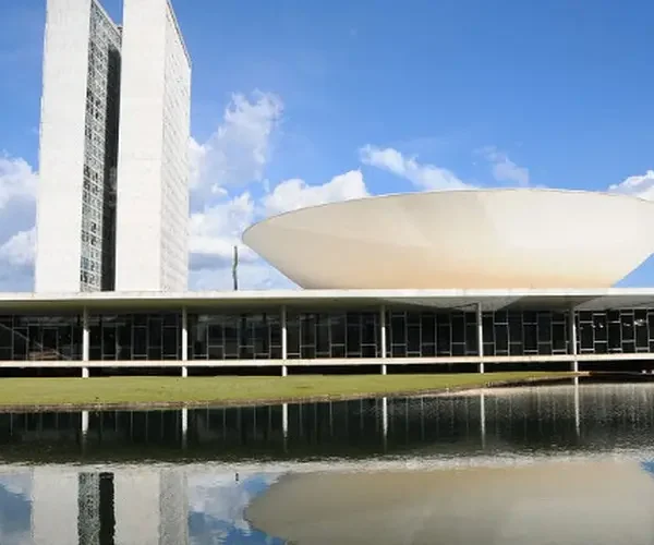 Comissão da Câmara aprova pena para ‘crime de ultraje a culto’ com até 4 anos de prisão