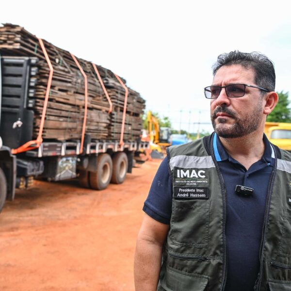 IMAC cobra esclarecimentos da Prefeitura de Epitaciolândia após denúncias de madeira doada abandonada ao relento VEJA FOTOS E VIDEO