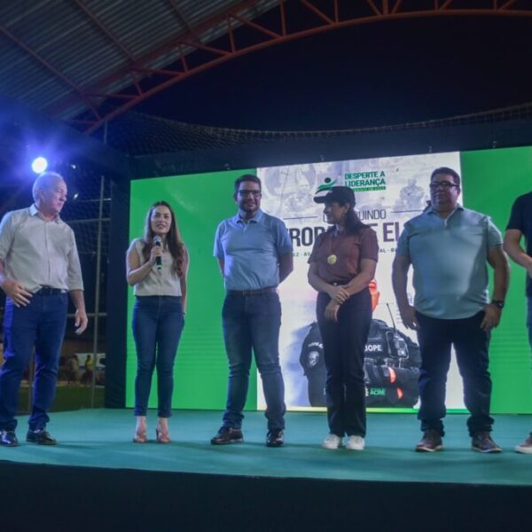 Com presença do governador Gladson Camelí e da vice Mailza, palestra sobre liderança é sucesso de público em Brasileia