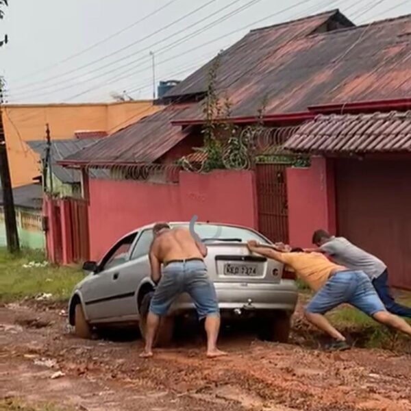 Epitaciolândia vira cidade – teste de resistência, onde empurrar carro é rotina matinal