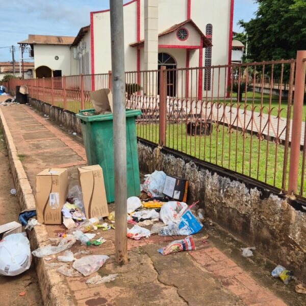 Cartão-postal do abandono? Centro de Epitaciolândia “dá boas-vindas” à semana com lixo acumulado e indignação popular VEJA FOTOS E VIDEO