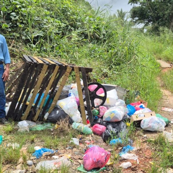 “Nada surpreendente: moradores seguem entre lixo, escuridão e ruas que desafiam qualquer noção de trafegabilidade.” VEJA FOTOS E VIDEO