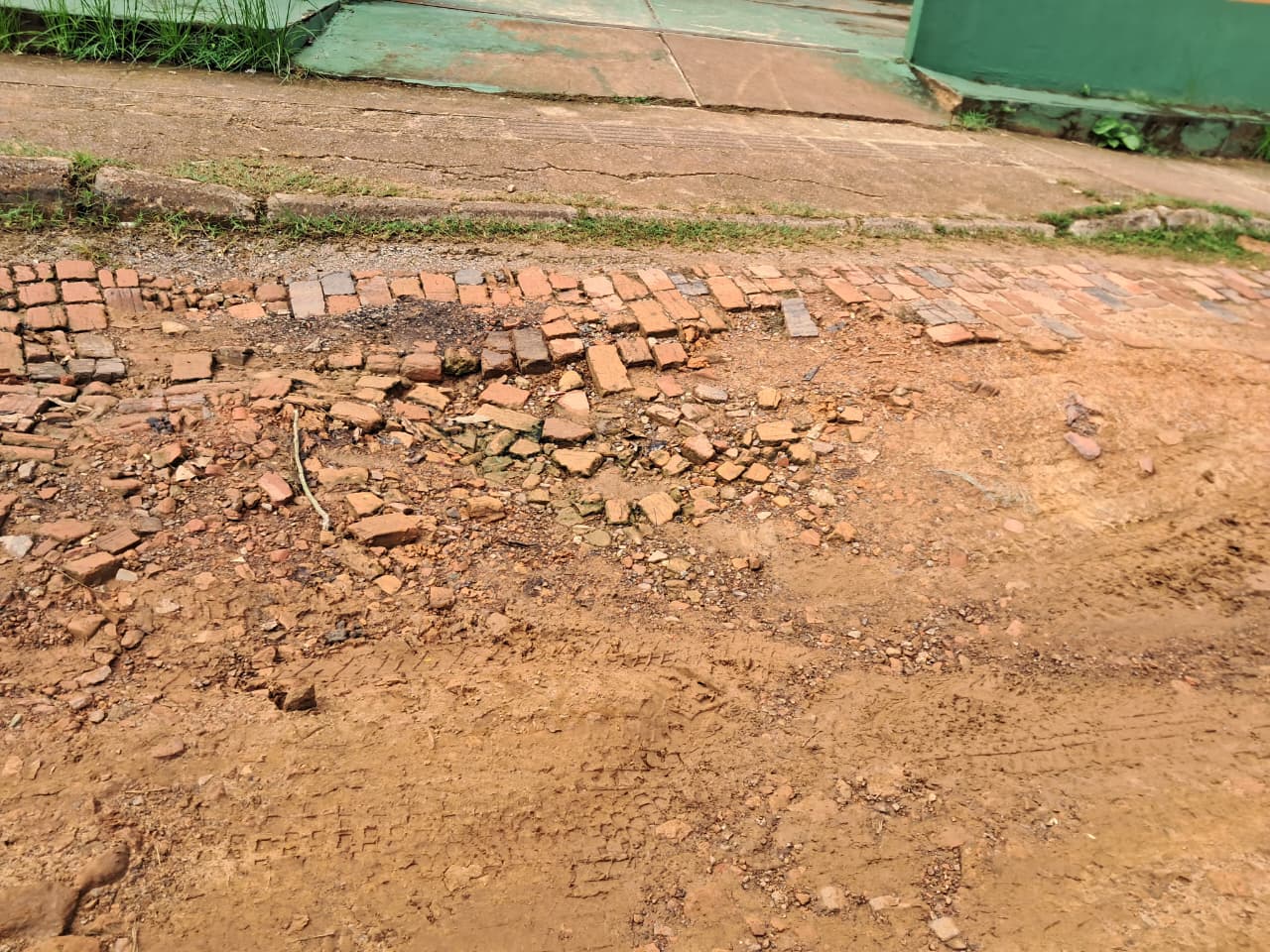 Moradores denunciam precariedade em rua que dá acesso à casa de Chico Mendes, em Xapuri VEJA FOTOS