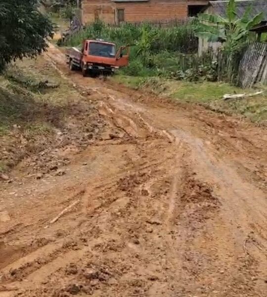 “Entre a lama e as promessas: Rua Zuila Bezerra expõe prioridades ‘festivas’ da gestão em Epitaciolândia” VEJA FOTOS E VIDEIO