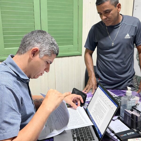 Deputado Calegário recebe denúncia de atraso no pagamento de terceirizados do Hospital de Tarauacá, por vereador do municipio