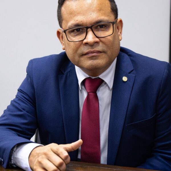 Tadeu Hassem homenageia bombeiro morto em serviço e propõe indenização para mergulhadores do CBMAC