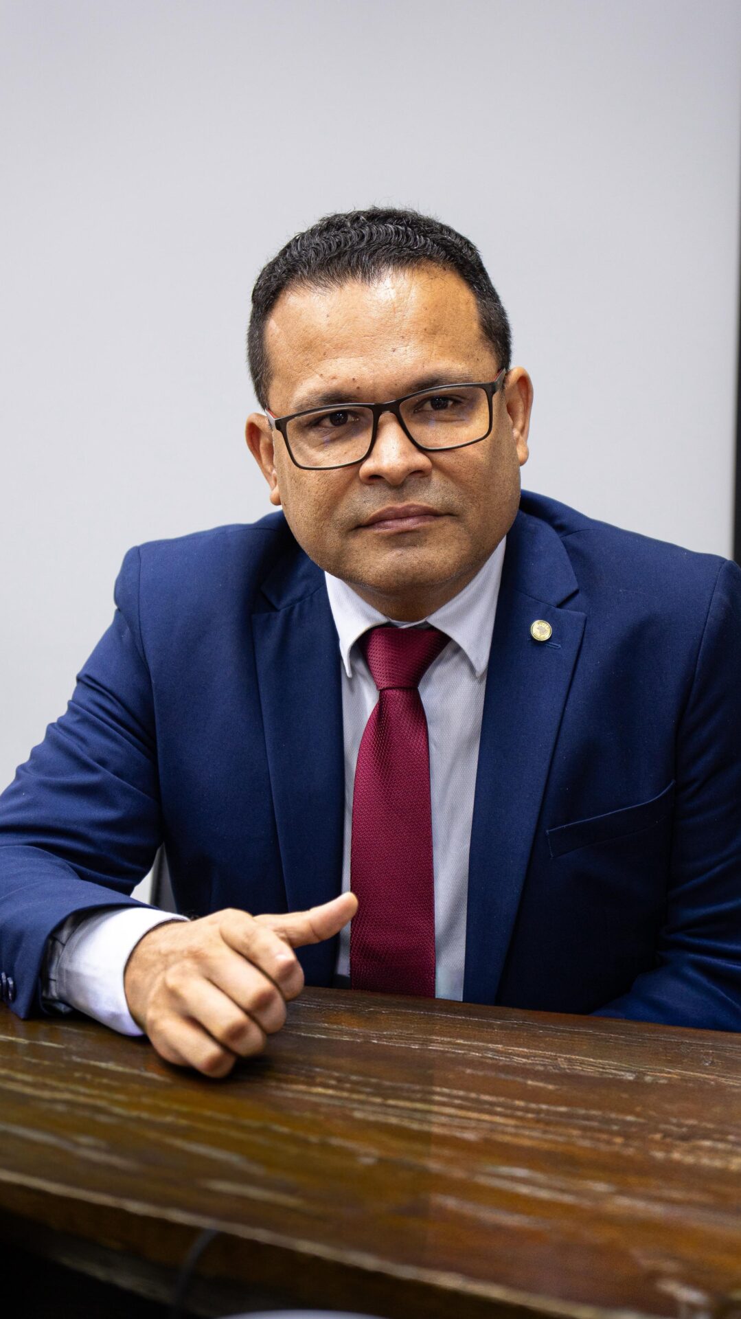 Tadeu Hassem homenageia bombeiro morto em serviço e propõe indenização para mergulhadores do CBMAC