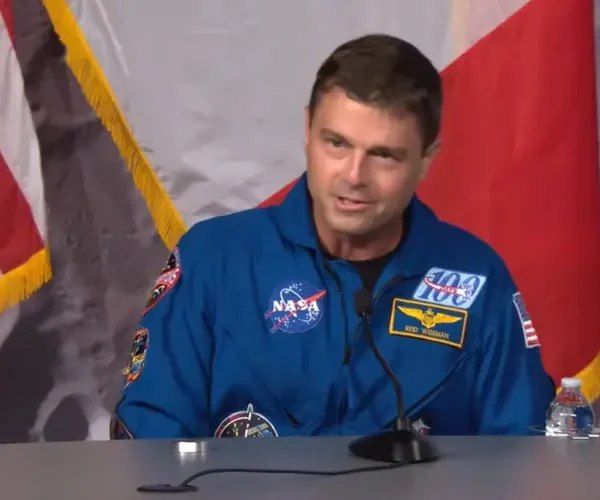 Após missão espacial, astronauta não religioso busca capelão e chora ao ver cruz