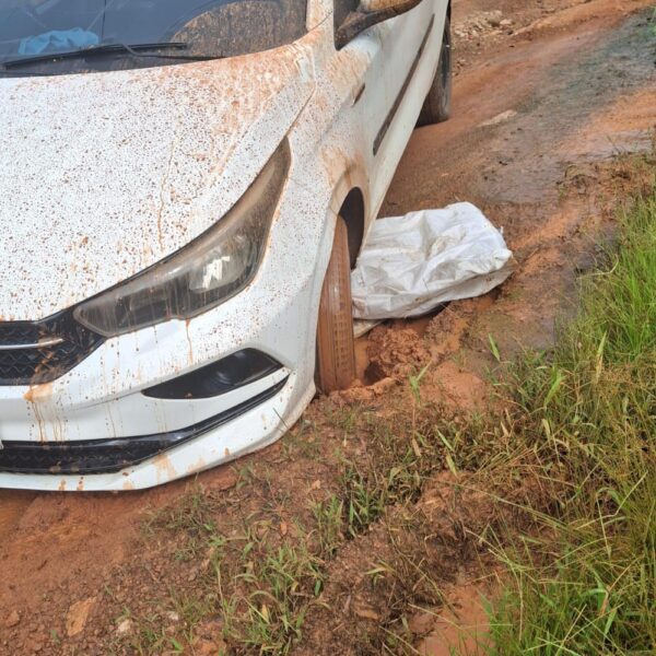“Gestão terceirizada ao povo: enquanto Sérgio Lopes mira a Assembleia, moradores de Epitaciolândia assumem prefeitura no improviso e no escuro” VEJA FOTO E VIDEO