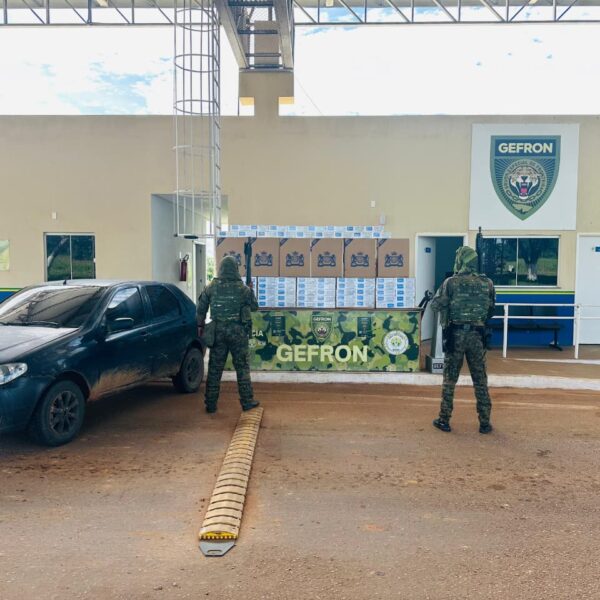 Gefron apreende cerca de seis mil maços de cigarros contrabandeados durante operação na zona rural de Capixaba VEJA FOTOS