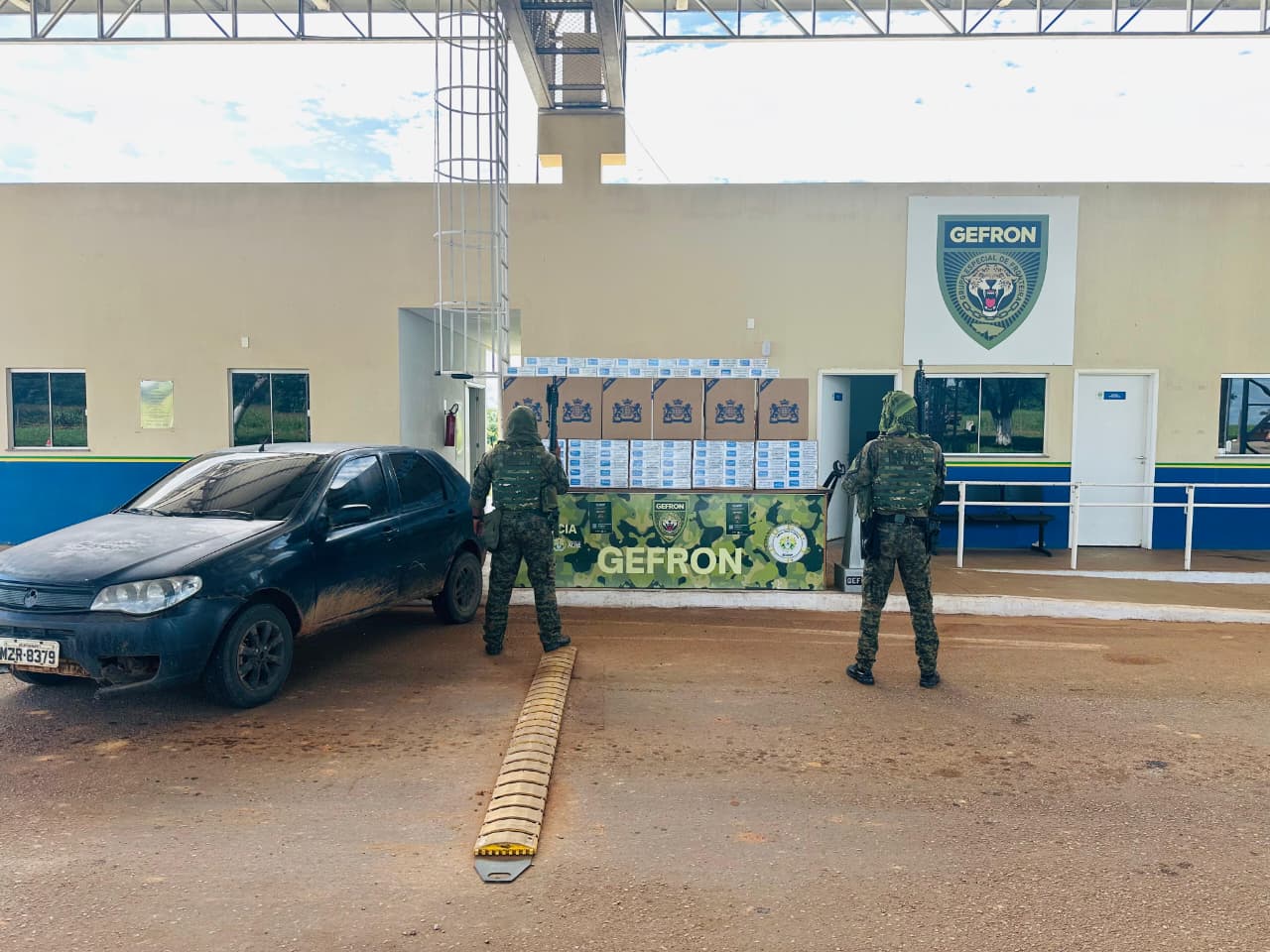 Gefron apreende cerca de seis mil maços de cigarros contrabandeados durante operação na zona rural de Capixaba VEJA FOTOS