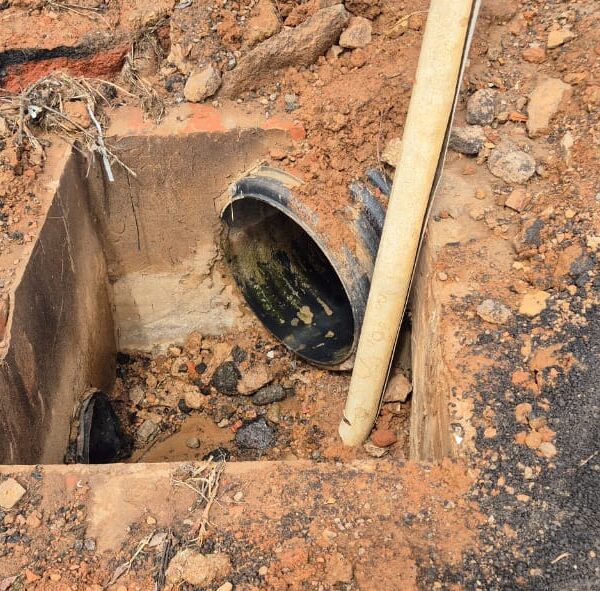 Moradores denunciam recapeamento precário em rua de Epitaciolândia e cobram ação dos vereadores e do Ministério Público VEJA VIDEO E FOTOS