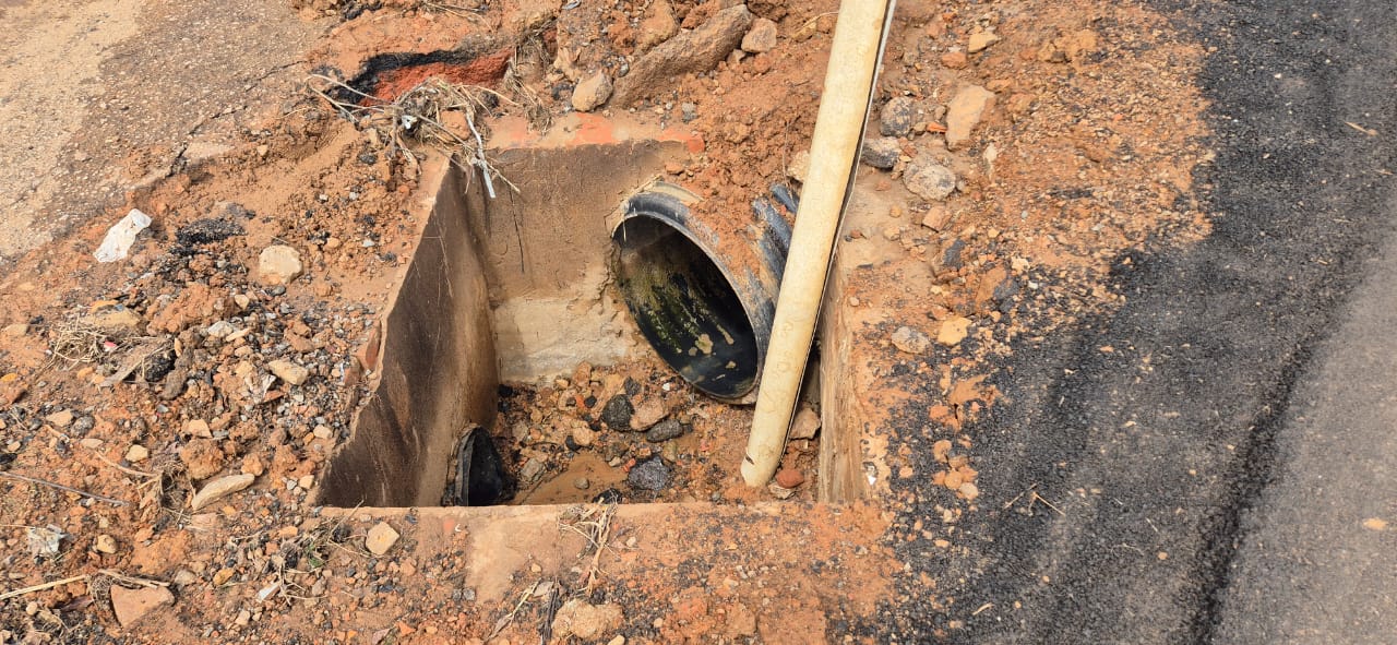 Moradores denunciam recapeamento precário em rua de Epitaciolândia e cobram ação dos vereadores e do Ministério Público VEJA VIDEO E FOTOS