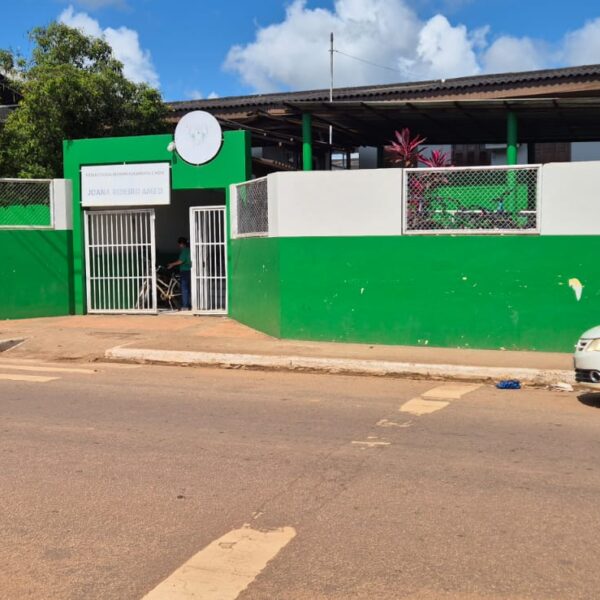 Motorista da Prefeitura de Epitaciolândia se envolve em acidente com criança e, segundo testemunhas, não presta socorro imediato em frente à Escola Estadual Joana Ribeiro Amed VEJA VIDEO