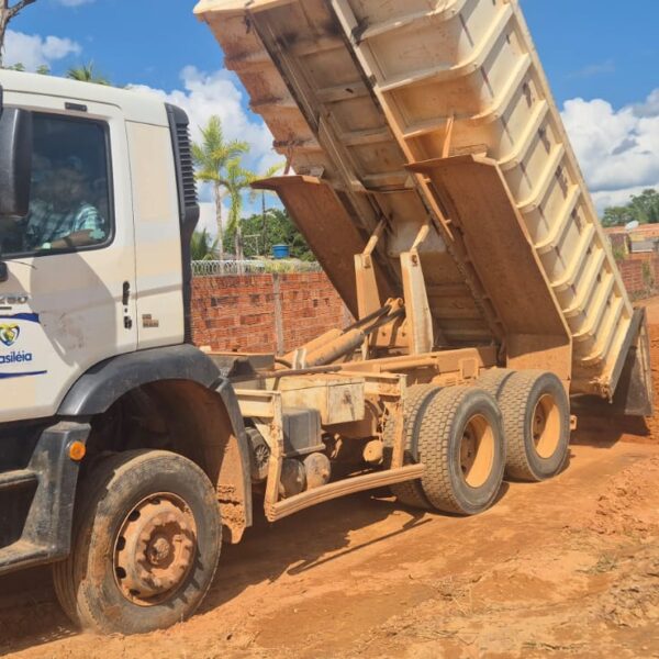 Prefeitura de Brasiléia intensifica obras de pavimentação e infraestrutura no bairro Raimundo Chaar VEJA FOTOS E VIDEOS