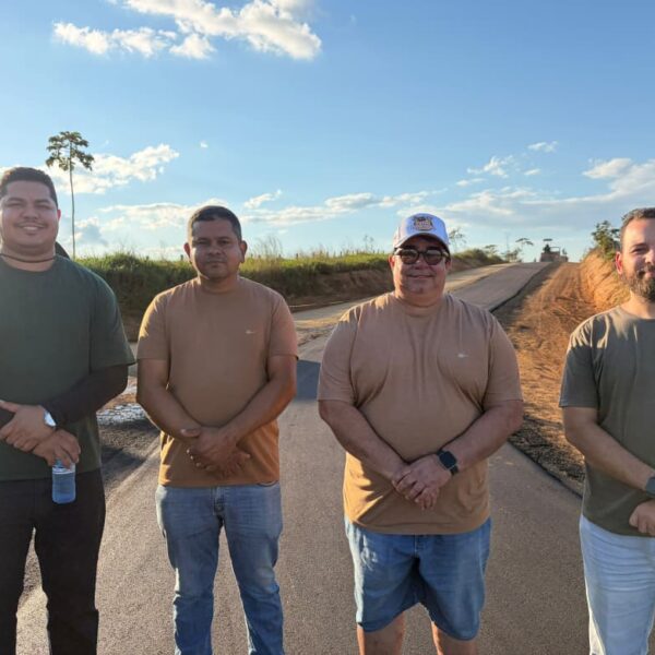Em dia histórico, Prefeito Carlinhos do Pelado inicia o primeiro asfaltanento de ramal que vai beneficia mais de 2 mil famílias em Brasiléia