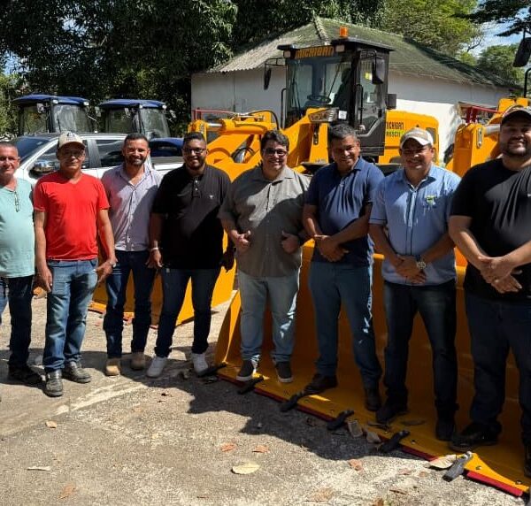Prefeito Carlinhos do Pelado recebe 11 máquinas do Programa Inova através da Bancada Federal do Acre