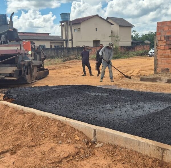 Prefeitura de Brasiléia realiza asfaltamento da Travessa Vila Rica e amplia investimentos em infraestrutura urbana