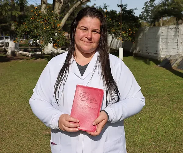 Enfermeira aceita Jesus após ser evangelizada por paciente: ‘A verdade me transformou’