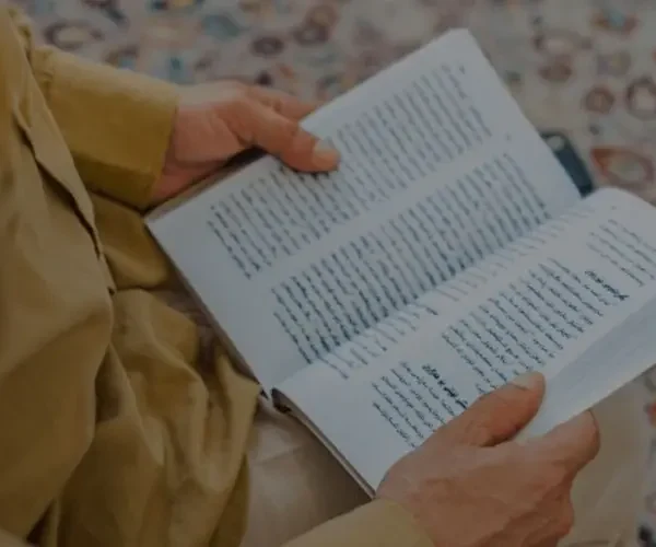 Homem que perseguia esposa cristã aceita Jesus após ler a Bíblia na Índia: ‘Deus o tocou’