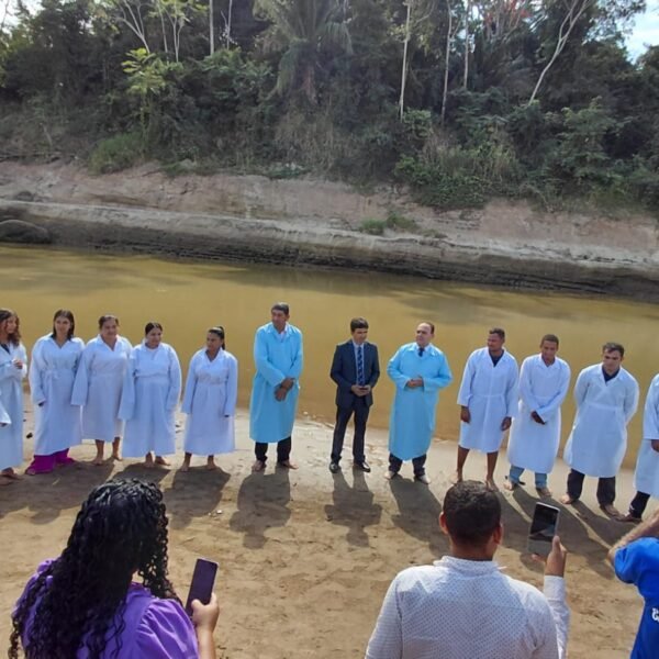 “Fé, emoção e renovação espiritual marcam batismo de 14 novos membros da Assembleia de Deus Central nas águas do Rio Acre, em Brasiléia.” VEJA FOTOS E VIDEOS